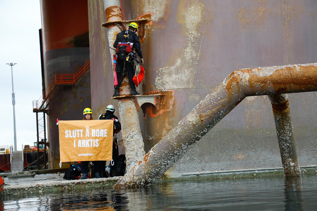 <p><b>PÅ RIGGEN:</b> Mandag klatret fire Greenpeace-aktivister opp på Seadrill-riggen West Hercules, som ligger utenfor Hammerfest. Riggen skal bore for Equinor senere i år. Også i fjor aksjonerte Greenpeace mot riggen, da den lå i Bergen.</p>