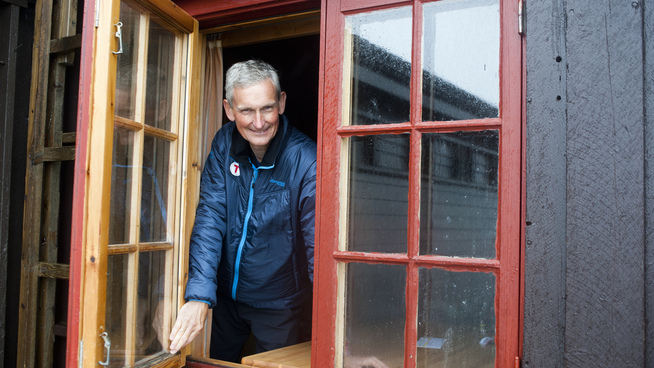 <p><b>KONTRAST:</b> Her er Nils Øveraas fotografert på en av DNT-hyttene beliggende i Norefjell.</p>
