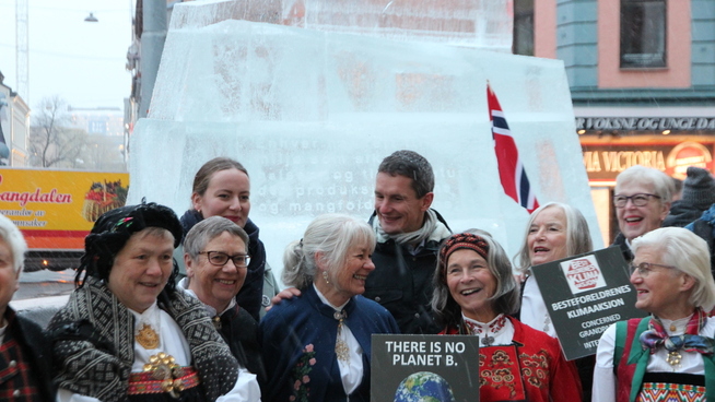 <p><b>TAR STATEN FOR RETTEN:</b> Leder Ingrid Skjoldvær i Natur og Ungdom, leder Truls Gulowsen i Greenpeace Norge og representanter for Besteforeldrenes klimaaksjon.</p>