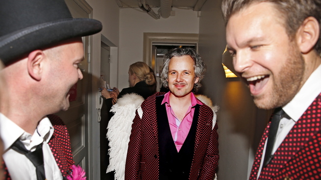 <p>HYLLET ENGLER: I 2013 hyllet Ari Behn sin daværende kone Märthas engletro på Moods of Norways moteshow.</p>