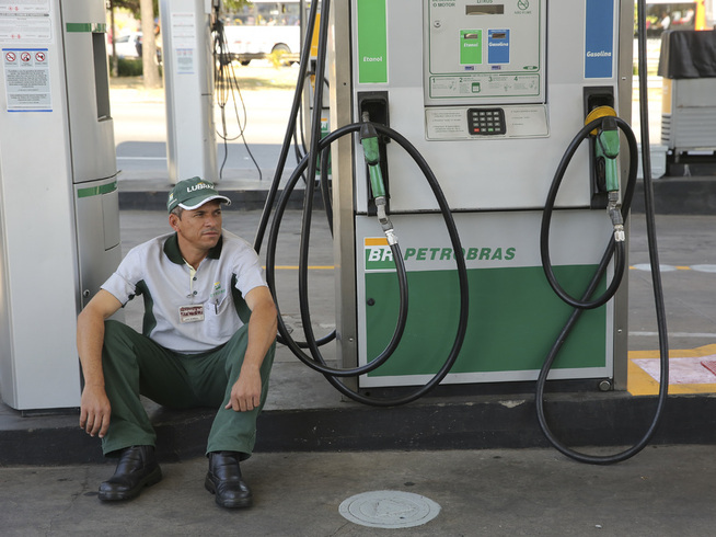 <p><b>TOMME TANKER:</b> I slutten av mai var det ikke mer drivstoff igjen på denne bensinstasjonen i brasilianske Sao Paolo, etter ni dager med streik blant landets lastebilsjåfører som protesterer mot høye drivstoffpriser.</p>