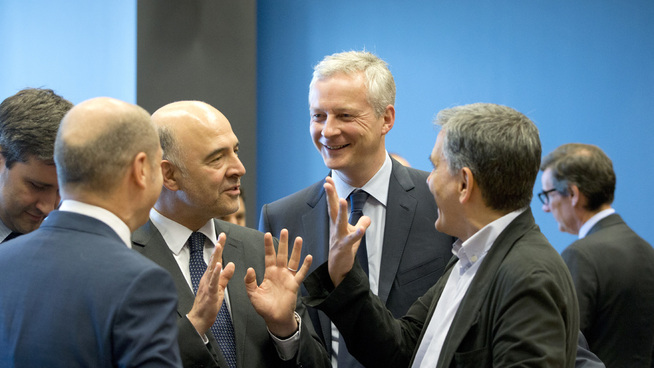 <p><b>ENIGHET:</b> EUs finanskommissær Pierre Moscovici (i midten) i diskusjon med Hellas' finansminister Evklid Tsakalotos t.h. på eurogruppemøtet i Luxembourg torsdag ettermiddag.</p>