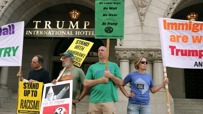 <p>PROTESTERTE: Det nyåpnede hotellet til Trump ble i september møtt med demonstrasjoner, men også noen av Trumps støttespillere dukket opp.</p>