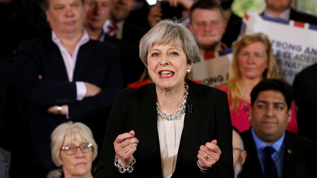 <p>VALGKAMP: Storbritannias statsminister mener at valget gir britene en mulighet til å gi henne ytterligere støtte i brexit-forhandlingene.</p>