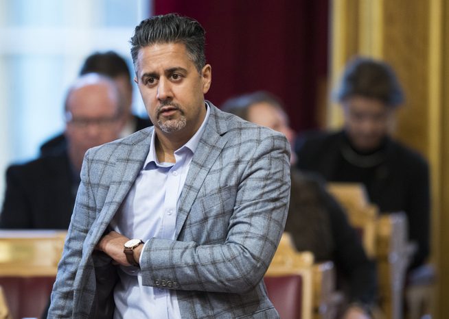 <p>DELE-VENSTRE: Venstres Abid Raja sier de skal dele pengene med Venstre nasjonalt.</p>