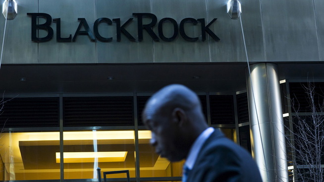 <p><b>GIGANT:</b> Kjempen Blackrock er blant dem som er eksponert i Norske Skogs gjeld. Her fra selskapets kontorer på Manhattan.</p>