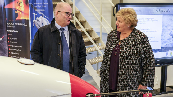 <p><b>LEGGER PRESS:</b> Statsminister Erna Solberg i samtale med konsernsjef Odd Roger Enoksen på Andøya Space Center, der hun fikk en omvisning under sitt besøk i slutten av april. </p>