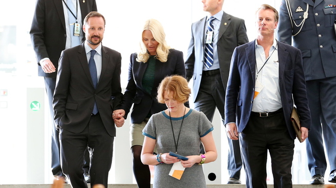 <p><b>25. FEBRUAR 2013:</b> Kronprins Haakon og kronprinsesse Mette-Marit følges av Ferd-sjef Johan H. Andresen og direktør i Ferd Sosiale Entrepenører Katinka Greve Leiner under konferansen "Ressurser på avveie" på Astrup Fearnley Museet i Oslo. Greve Leiner er én av referansene til Andresen. </p>