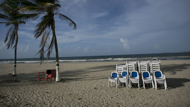 <p>SPØKELSESPARADIS: Strandstoler er stablet på den tomme stranden Playa El Agua på øya Margarita i Venezuela. Flygninger til øya har gått ned med 50 prosent.</p>
