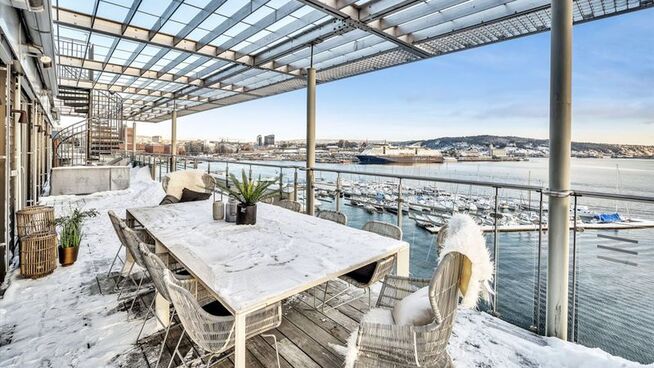 <p><b>UTEPLASS:</b> En av leilighetens terrasser.</p>