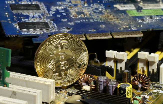 <p><b>VERDISTIGNING:</b> For ett år siden var en Bitcoin verdt ca. 8.000 kroner, nå 165.000. Er dette mye? Det er ALTFOR mye, mener BI-professor Dagfinn Rime.</p>