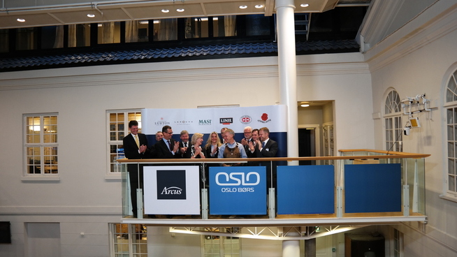 <p><b>BJELLESEREMONI:</b> Tradisjonen tro stilte Arcus-ledelsen opp på balkongen på Oslo Børs for ringe inn børsnoteringen.</p>
