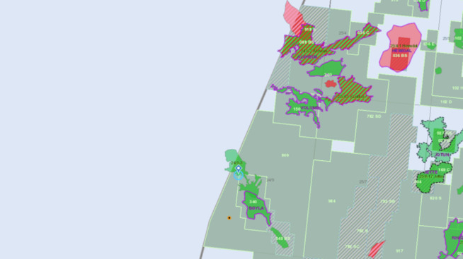 Kartet viser Froskelår-funnet til Aker BP (markert med lyseblå ring), som ligger sør for hovedfeltet Alvheim og rett nord for satellittfeltet Bøyla. Området er helt inntil grensen mot britisk sokkel.