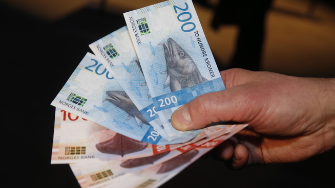 <p><b>TORSKEBILDE</b>: Norges Banks nye sedler er i omløp fra tirsdag. 200-lappen har et bilde av en torsk, 100-lappen vikingskip.</p>