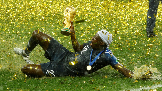 <p><b>GULLREGN:</b> Det regnet både regndråper og gullkonfetti da Benjamin Mendy og de andre franske spillerne kune feire etter finaleslutt.</p>