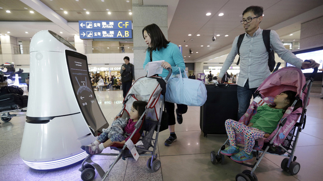 <p><b>RENGJØRING OG INFORMASJON:</b> På Incheon internasjonale flyplass i Sør-Korea blir besøkende møtt av roboter som rengjør gulvene og skal hjelpe besøkende med å finne bagasjen sin.</p>