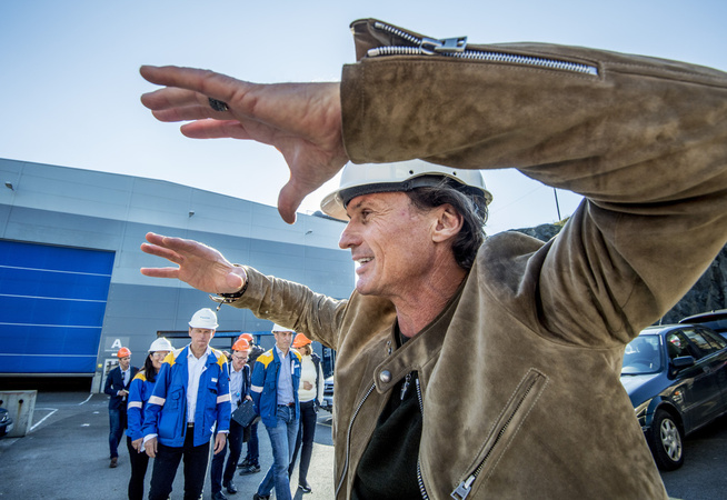 <p><b>SATSER PENGER:</b> Investor Petter Stordalen besøkte nylig Kleven verft, etter å ha gått inn på eiersiden i verftskonsernet.</p>