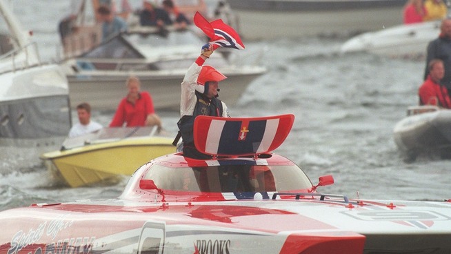 <p><b>LIKER FART:</b> Kjell Inge Røkke konkurrerte tidligere fremgangsrikt innen offshore båtracing. Her hever han det norske flagget etter å ha slått sine konkurrenter i Oslo Gold Cup i 1997.</p>