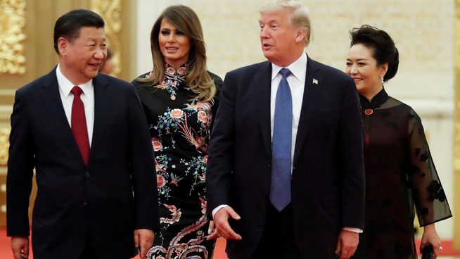 <p><b>KALD FRONT:</b> USA og Kina bedriver handelskrig. Her ser vi landenes presidenter Xi Jinping og Donald Trump under sistnevntes statsbesøk i Beijing i november i fjor. De respektive førstedamene Peng Liyuan og Melania i bakgrunnen.</p>