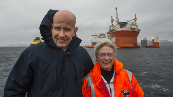 <p><b>PÅ PLASS</b>: Daværende oljeminister Tord Lien (Frp) og IEA-sjef Maria van der Hoeven på omvisning da Goliat-plattformen ankom Hammerfest. Foto: Jan-Morten Bjørnbakk / NTB scanpix</p>