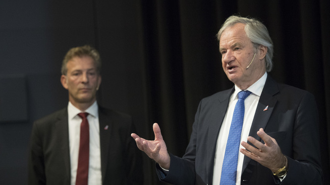 <p>Norwegian-sjef Bjørn Kjos (til høyre) har siden i sommer hatt Tore Østby (i bakgrunnen) som sin fungerende finansdirektør. Nå kommer en annen inn som permanent finansdirektør. Arkivbilde.</p>