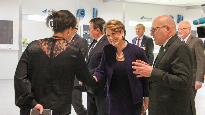 Lockheed Martin-sjef Marillyn Hewson i samtale med divisjonsdirektør og fabrikksjef Terje Bråthen under omvisningen