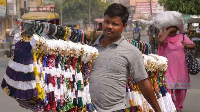 <p><b>INDIA:</b> En indisk mann selger jentekjoler i byen Amritsar. En typisk lønn for ham ligger på i overkant av fem dollar dagen. Bildet er tatt i juni.</p>