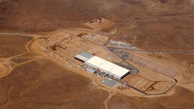 <p><b>mass production</b>: Battericellene that is to be produced på the factory will overall utgjøre the world's batteriproduksjon. </p>