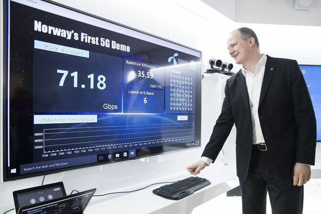 5G I NORGE: Telia, ICE og Telenor har nå et kappløp om å bli de første som bygger ut 5G i Norge. Telenor har inngått et samarbeid med kinesiske Huawei for å bygge ut telenettet i Norge. Her tester samferdselsminister Ketil Solvik-Olsen ut nettet. Foto: L