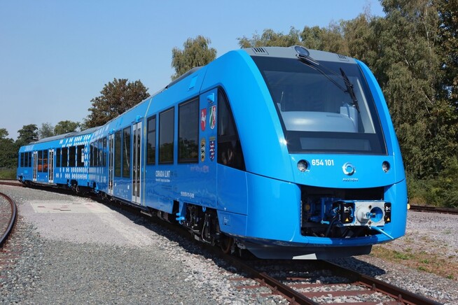 Coradia iLint hydrogentog laget av Alstom. Toget skal kunne kjøre i opptil 140 kilometer i timen og kan kjøre opptil 1.000 kilometer på en tank, ifølge produsenten.