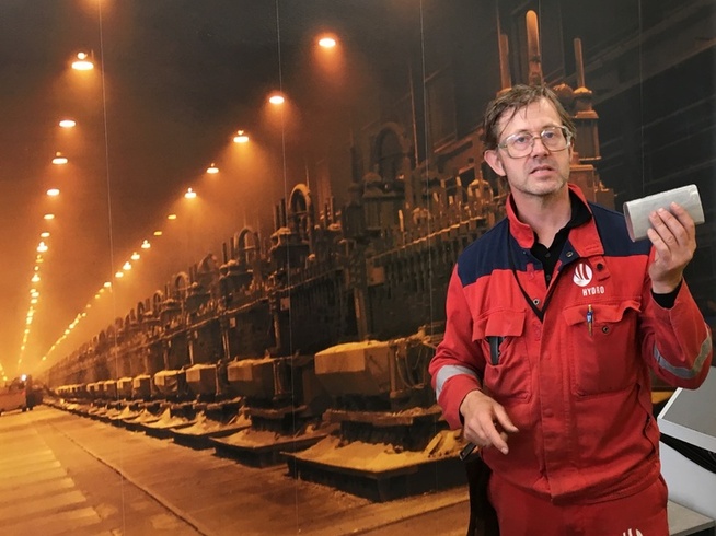 <p><b>NYE TIDER:</b> Sjef for Norsk Hydros teknologipilot Haakon Haakonsen viser frem en kilo ferdigprodusert aluminium. Han står foran et bilde av den gamle Søderberg-linjen på Karmøy, hvor hans far i sin tid jobbet.</p>