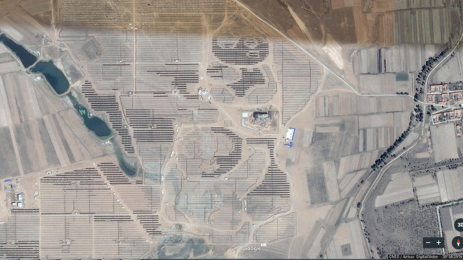 <p><b>UNDER UTFORMING:</b> Dette satellittbildet fra Google Earth fikk E24 tilsendt av Panda Green. Her under utviklingen av solkraftverket, hvor man så vidt kan se konturene av den store pandaen. Bildet ble tatt for en måned siden, før solkraftverket var i drift.</p>