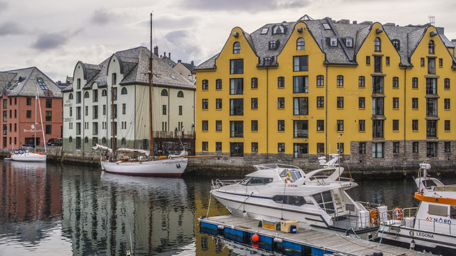 <p><b>BROSUNDET</b>: Ålesund er også en by som har mange boliger tilgjengelig for personer med sykepleier-lønn.</p>