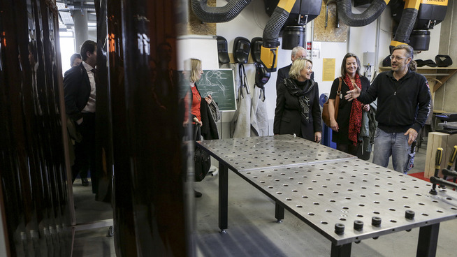 <p><b>UTSTYRSLOKALE:</b> Mark Anderton fra Makerspace viser den norske delegasjonen med departementet, NHO og LO rundt i gründerkollektivet.</p>