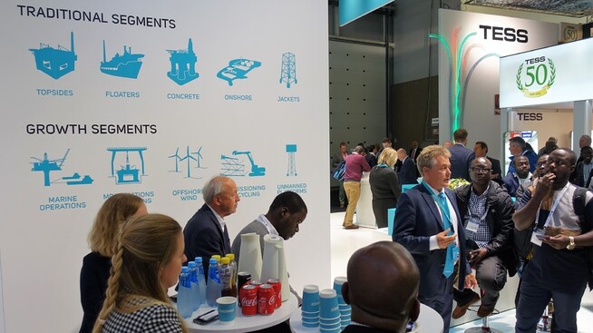 <p><b>SER MULIGHETER:</b> Kværner har levert understell til havvind, og håper på flere kontrakter. Selskapet sier det er gode nyheter at Equinor vil bygge flytende havvind på norsk sokkel. Her forteller kommunikasjonssjef Torbjørn Andersen i Kværner om norsk sokkel til en ghanesisk delegasjon på oljemessen ONS.</p>