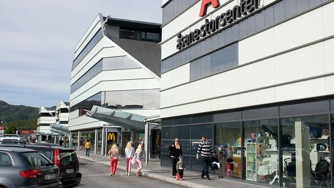 <p><b>ANSATTE BERØRES IKKE:</b> Senterleder Nina Schanche Nilsen forteller til E24 at et eventuelt bytte av eier har liten betydning for de ansatte.</p>