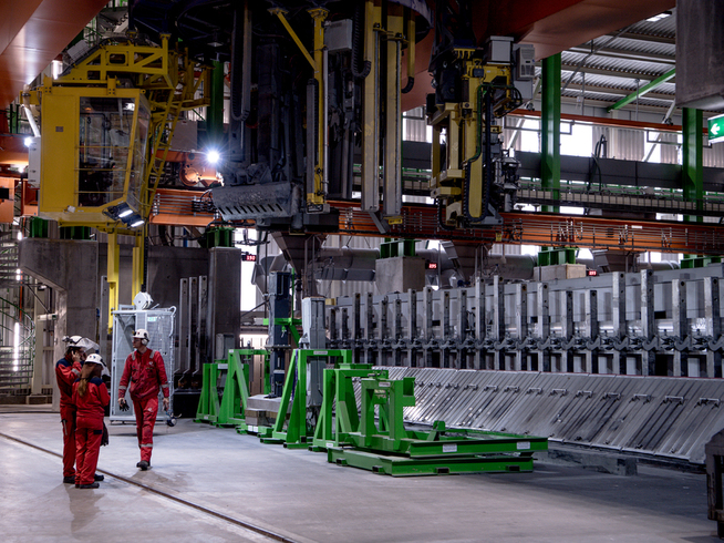 <p><b>HAR STARTET:</b> Dette bildet er tatt inne på Norsk Hydros teknologipilot på Karmøy. Til høyre på bildet ser du cellene hvor aluminiumet produseres. Anlegget skal senke energibehovet betydelig sammenlignet med dagens produksjon.</p>