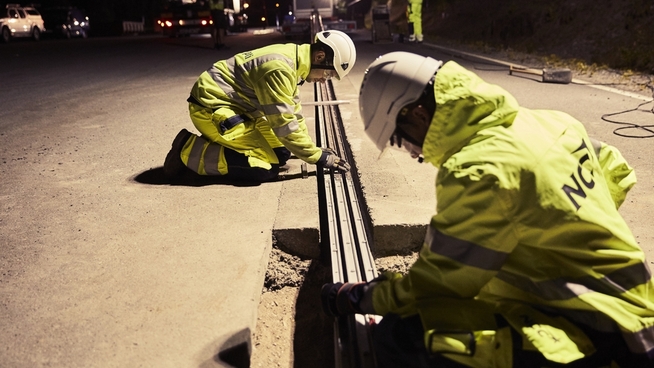 <p><b>LADESKINNER:</b> Her blir skinnene lastebilen skal få strøm fra installert i på teststrekningen. </p>