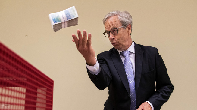 <p><b>VENTES Å HEVE:</b> Torsdag vil trolig Norge Bank heve styringsrenten for første gang siden 2011. Her kaster sentralbanksjef Øystein Olsen en bunke gamle 200-kronesedler i kvernen.</p>