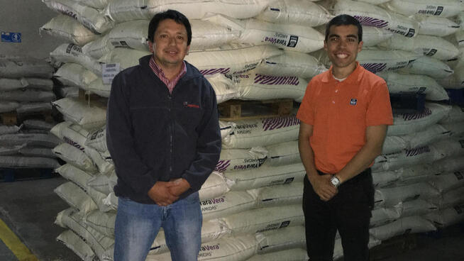 <p><b>ÅRETS DRIVKRAFT:</b> Bilde fra tiden da Pablo Barrera (t.h.) var landsjef i Chile. Her på besøk hos en distributør i det søramerikanske landet, som også er den haugesund-baserte Barrera-familiens opphavsland.</p>