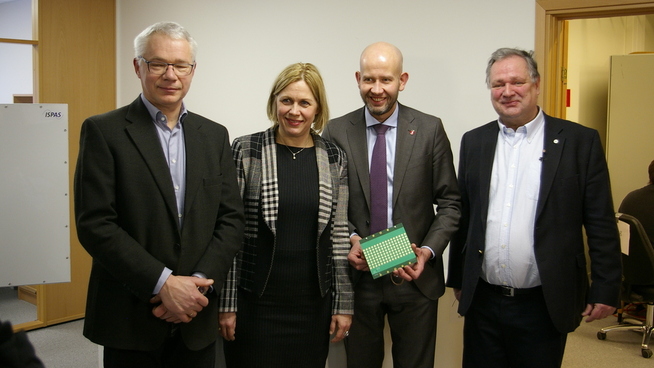<b>I MOSS:</b> Fra venstre: Geir Olav Fjeldheim i Lundin Norway, Kristin Øye i Statoil, olje- og energiminister Tord Lien og administrerende direktør Richard Norland i radarprodusenten ISPAS AS.