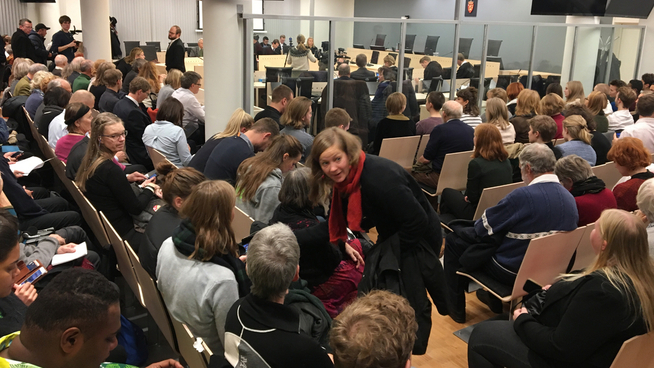 <p><b>FULLT:</b> Det er trangt om plassen i sal 250 i Oslo tingrett tirsdag.</p>