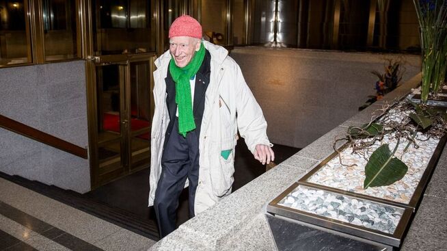 <p><b>VETERAN:</b> Eiendomskonge Olav Thon på vei inn til sentralbanksjefens årstale.</p>