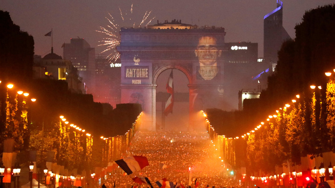 <p><b>FOLKEFEST:</b> Store folkemengder var samlet på Champs-Élysées etter søndagens VM-seier. Bildet av de franske heltene, her Antoine Griezman, ble projisert på Triumfbuen.</p>