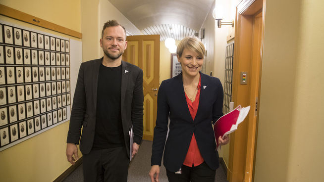 <p><b>SLÅR TILBAKE:</b> SVs finanspolitiske talsperson Kari Elisabeth Kaski, her avbildet med SV-leder Audun Lysbakken.</p>
