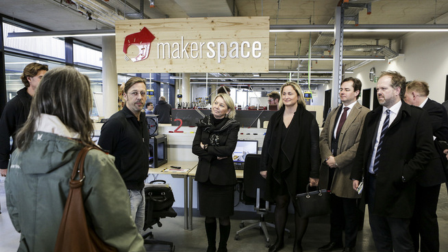 <p><b>GRÜNDERKOLLEKTIV:</b> Mæland lytter interessert under omvisningen på Makerspace, et treffsted hvor gründerspirer får låne utstyr for å teste og utvikle sine produkter.</p>