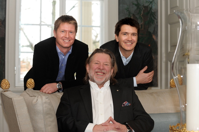 <p><b>DAGLIGVAREKONGER</b>: Reitan-familien fotografert for noen år siden. Pappa Odd (foran) med sønnene Ole Robert (til høyre) og Magnus stående bak.</p>