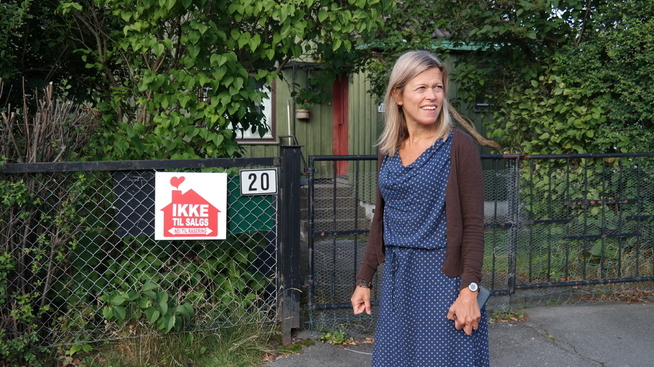 <p><b>VIL SPARE NABOLAGET:</b> Et skilt koster hundre kroner, og stadig flere kjøper et og henger det opp. De fleste i området vil ikke selge boligen sin til en utbygger, sier Benedicte Bull.</p>