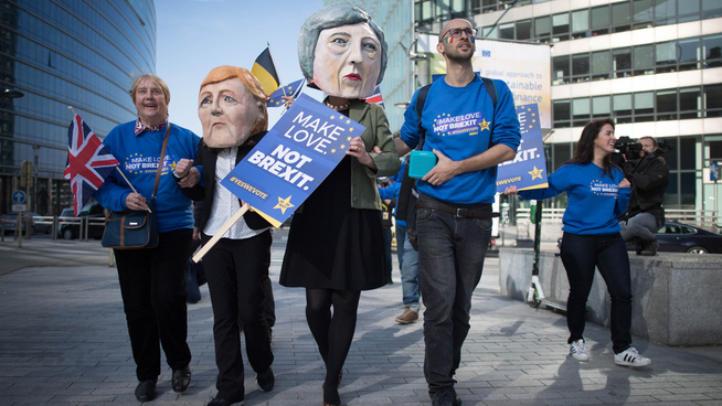 <p><b>STERKE FØLELSER:</b> I månedsvis har det foregått nærmest daglige demonstrasjoner utenfor parlamentet i London. Her ser vi pro-EU-tilhengere med pappmasjemasker som skal forestille Angela Merkel og Theresa May.</p>