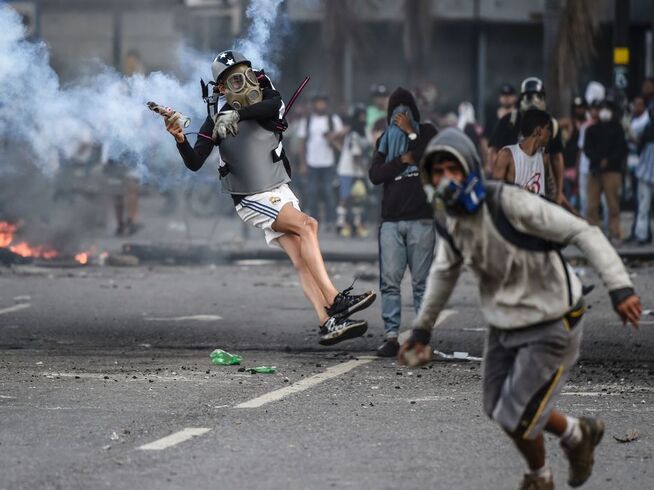 <p><b>PROTESTERER:</b> I nesten åtte måneder har det venezuelanske folk protestert mot president Nicolas Maduros ledelse av landet. Protestene har blitt slått hardt ned på av regimet i landet.</p>